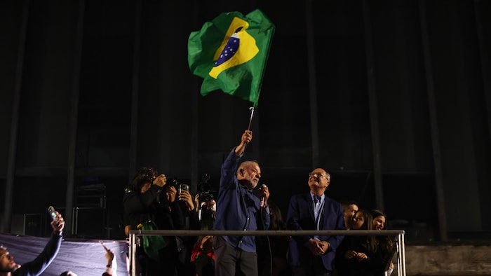Lula brandit le drapeau brésilien.