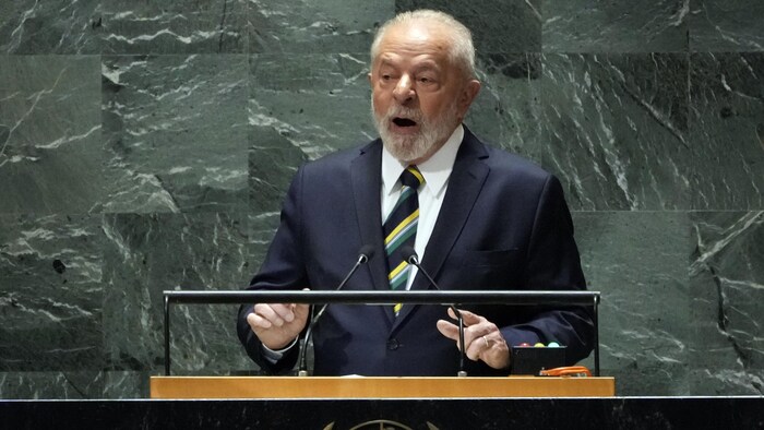 Luiz Inácio Lula da Silva prononce un discours.