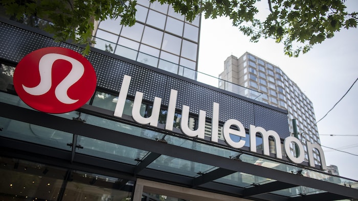 L'enseigne d'un magasin Lululemon à Vancouver