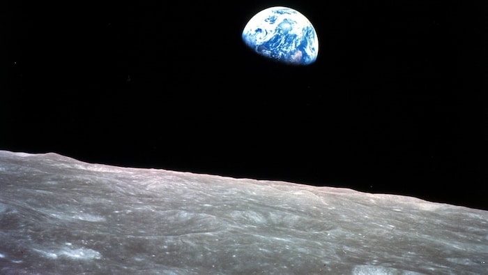 La Terre derrière la surface de la Lune vue de l'espace.