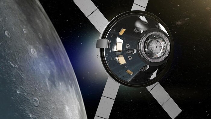 Représentation artistique du vaisseau spatial Orion autour de la Lune.