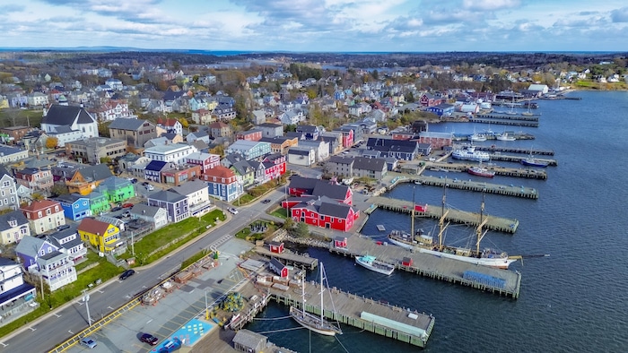 Une petite ville côtière, des bateaux de pêche amarrés à des quais.
