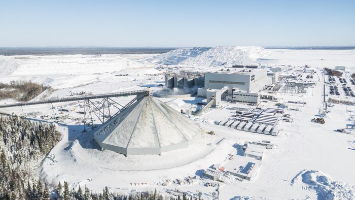 Vue sur une mine en hiver. 