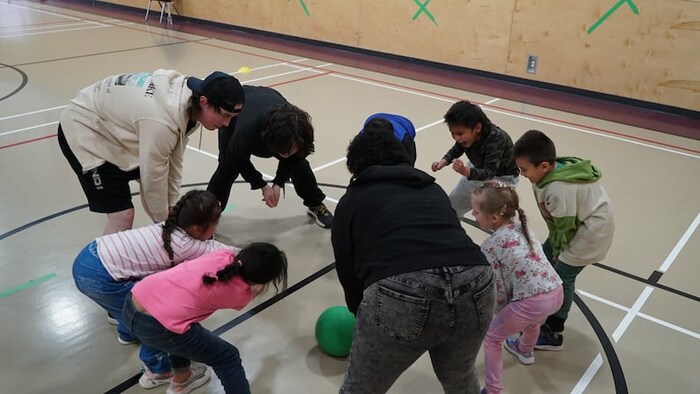Le lutteur professionnel Duncan Woods joue en rond avec des enfants.