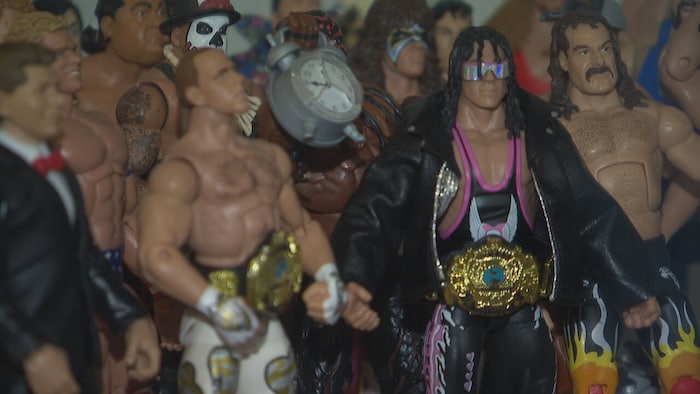 Des figurines de lutteurs.