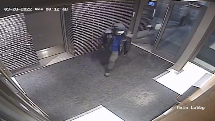 Capture d'écran de Dallas Ly à partir de la caméra de surveillance du lobby de son immeuble.