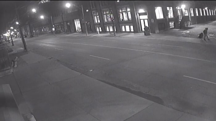 Capture d'écran de Dallas Ly dans la rue à partir d'une caméra de surveillance de son quartier.