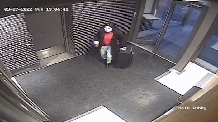 Une capture d'écran de la victime prise d'une caméra de surveillance du lobby de son immeuble.