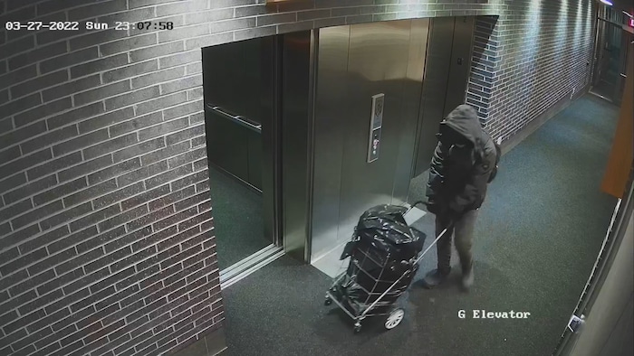 Capture d'écran de Dallas Ly tirée de la vidéo de surveillance du corridor qui mène de l'ascenseur au lobby de son immeuble.