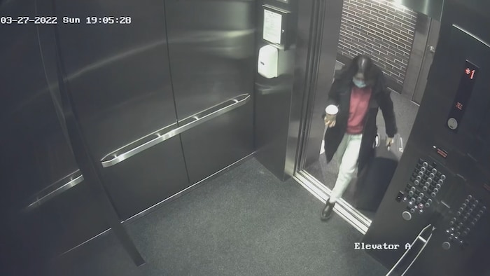 Une capture d'écran de la victime prise d'une caméra de surveillance de l'ascenseur de son immeuble.