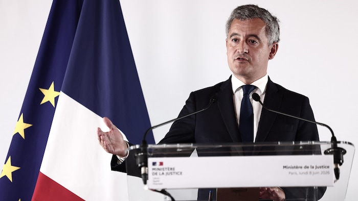 Le ministre Gérald Darmanin s'adresse aux médias lors d'une conférence de presse, le 8 juin 2026.