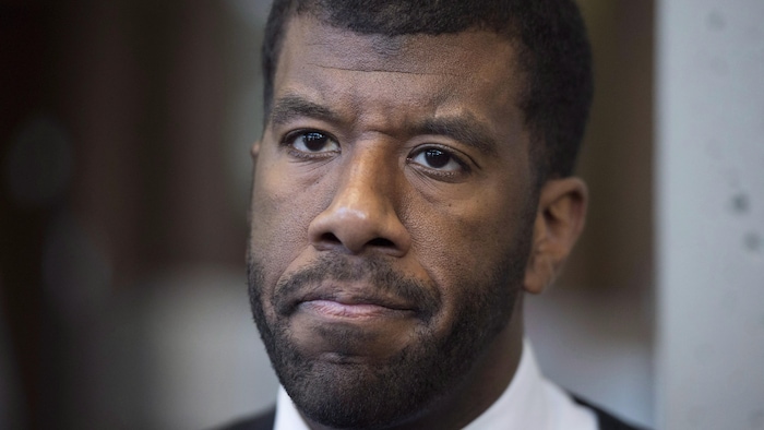 Plan rapproché du visage de Lyle Howe, qui affiche un air sérieux.