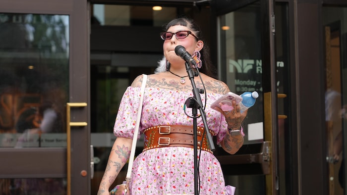 Lyndsay Stephen-Joo est debout devant un micro.