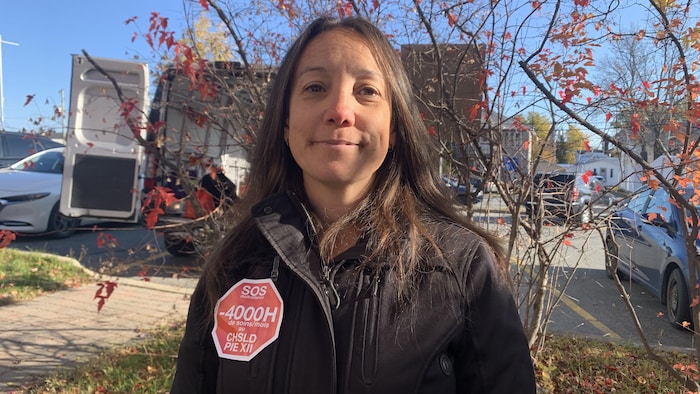 Lyne Massicotte debout à l'extérieur pour se faire prendre en photo.  