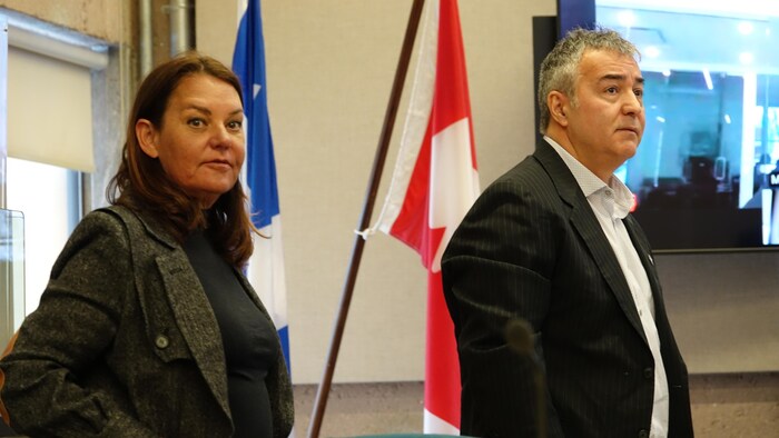 Lynn Albert et José Roberge photographiés au palais de justice de Percé.