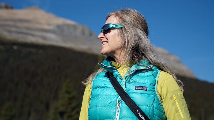 Lynn Martel devant le lac Bow dans le Parc national Banff le mardi 27 septembre 2022.