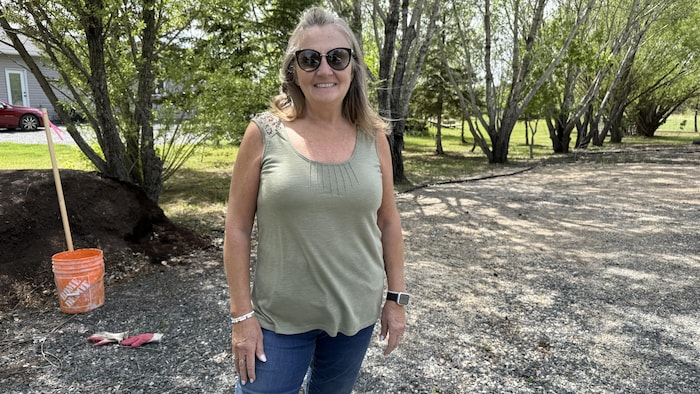 Lynn Parker est dans son jardin.