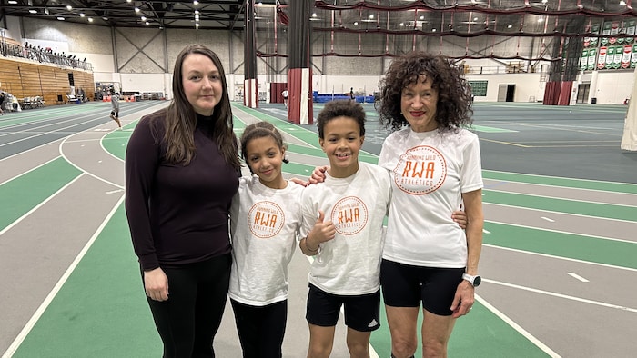 La coureuse saskatchewanaise Lynne Wawryk-Epp aux côtés de sa famille, Zuri Epp, sa fille, et ses deux petits-enfants, Enzo et Ezmé Ekoudi.