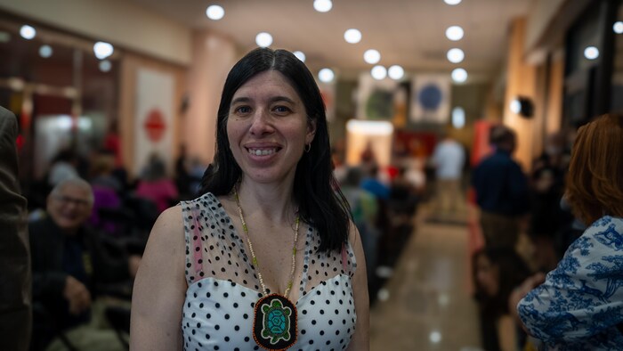 Lysanne O'Bomsawin sourit à la caméra.