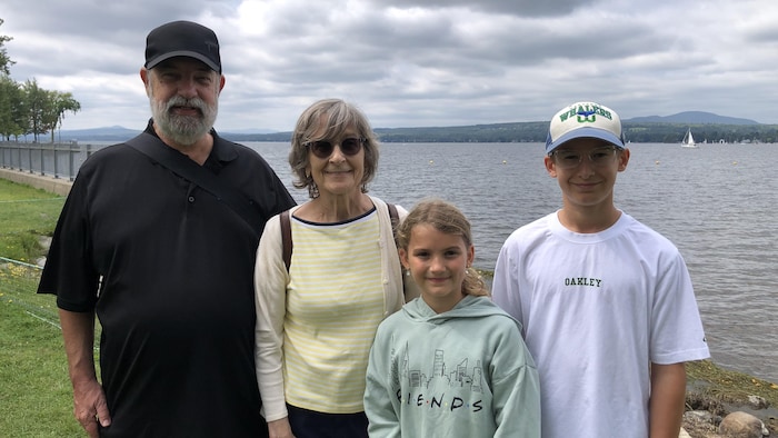 Les parents de Lysanne Richard en compagnie de deux enfants, sur le bord du lac Memphrémagog. 