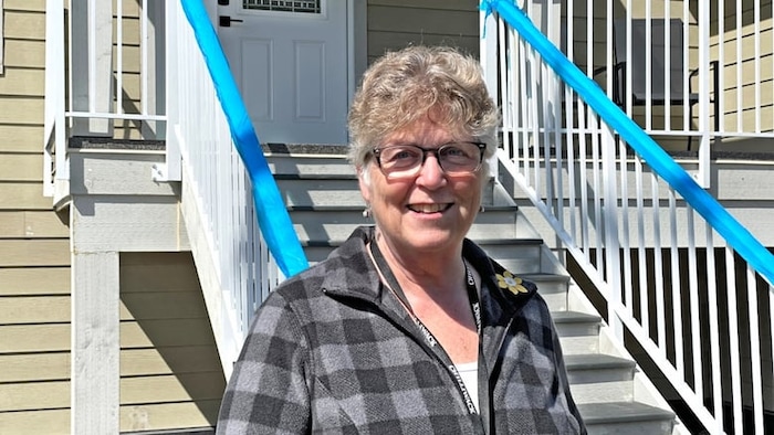 La mairesse de Lytton, Denise O'Connor, devant une maison.