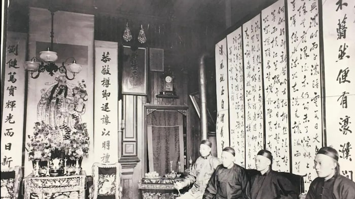 利頓華人博物館收藏的老照片，香火廟的內部。