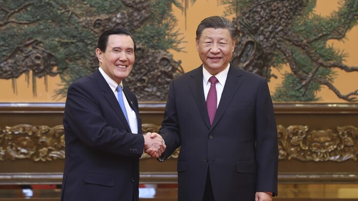 Ma Ying-jeou et Xi Jinping, tout sourire, se serrent la main.