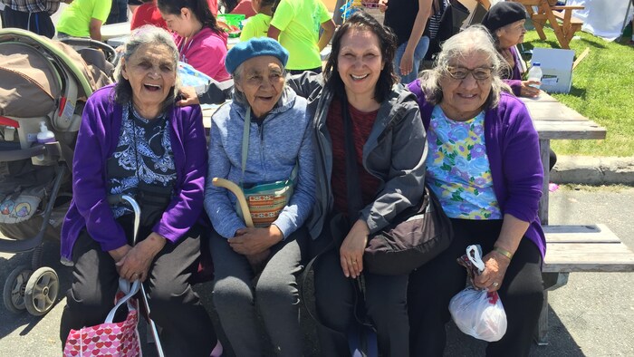 Cuatro mujeres indígenas de la comunidad cree.