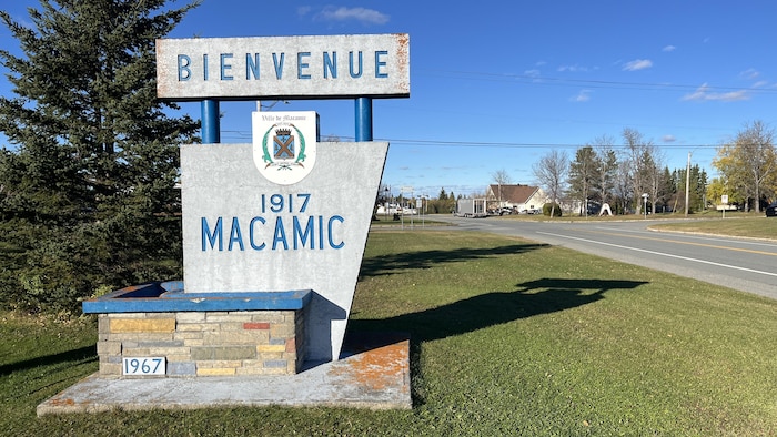 Une pancarte de bienvenue indique que Macamic a été fondée en 1917.