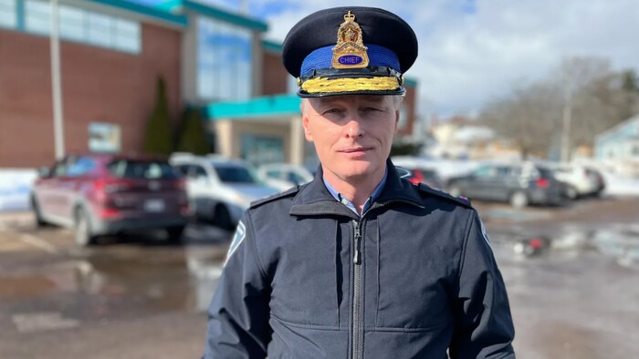 Brad MacConnell devant le poste de police.