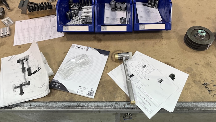 Des objets traînent sur une table de travail.