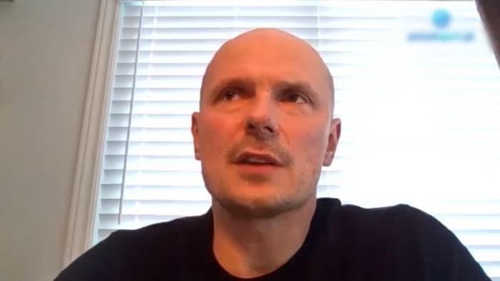 Maciej Pryzcek en entrevue vidéo au site Polsat Sport en février 2022.
