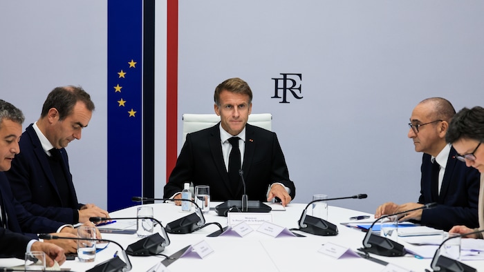 Emmanuel Marcron et ses ministres autour d'une table.