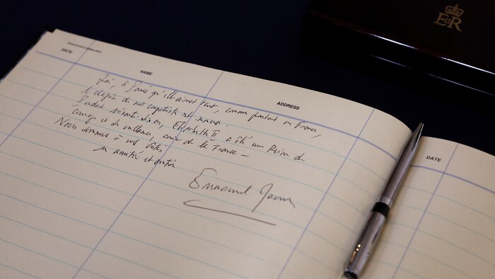 Le président français Emmanuel Macron has left a message in the book of condolences to the British embassy in France, in Paris. 