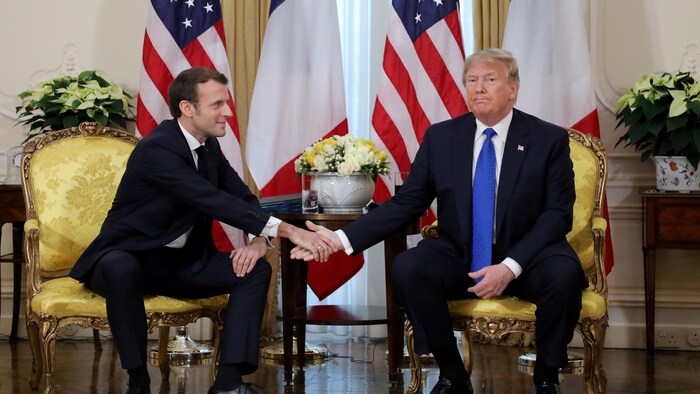 Emmanuel Macron serre la main de Donald Trump. Le président américain ne referme pas sa main sur celle de son homologue français.