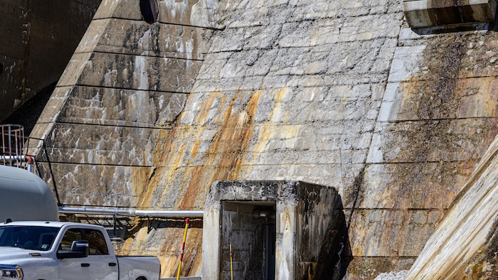 Une entrée de la centrale couverte de craques.