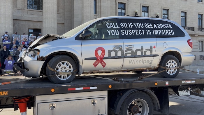 Une voiture accidentée présentée par MADD Canada pour une campagne de prévention.