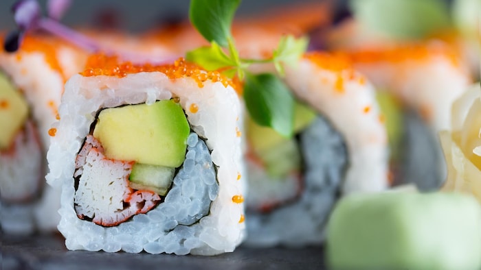Primer plana de rollos de sushi californiano.