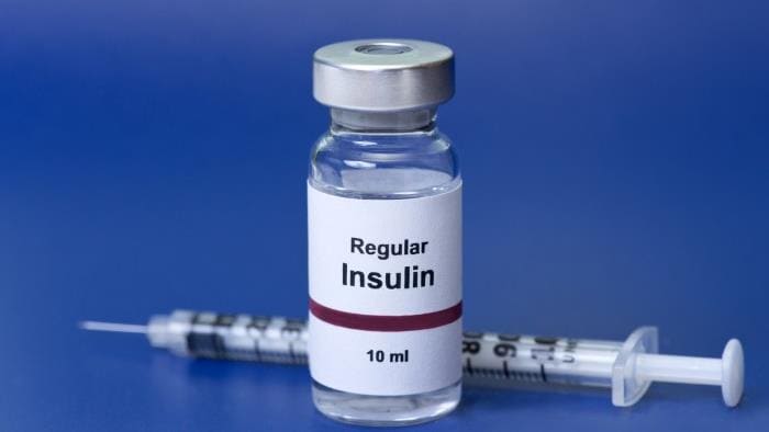 Una botella de insulina con una jeringue 