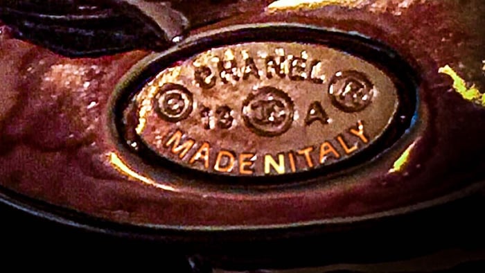 Le dos du collier griffé Chanel montre « made nitaly » plutôt que « made in Italy ». 