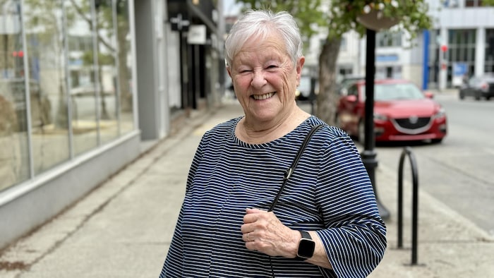 Madeleine Miljours sourit au centre-ville de Rouyn-Noranda.