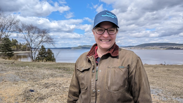 Madeleine Olivier pose devant le lac Témiscamingue.