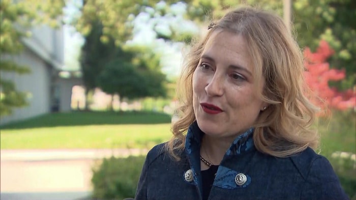 Mme Pastinelli lors d'une entrevue au field de l'Université Laval, en été.