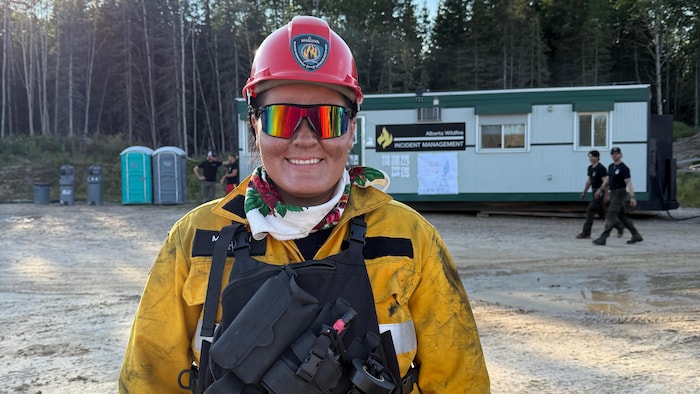 Un portrait de Madison Levi habillé en uniforme de pompier forestier.