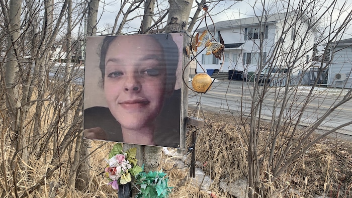Un mémorial consacré à Madison Roy-Boudreau où ont été installées une photo de la jeune fille et des fleurs. 