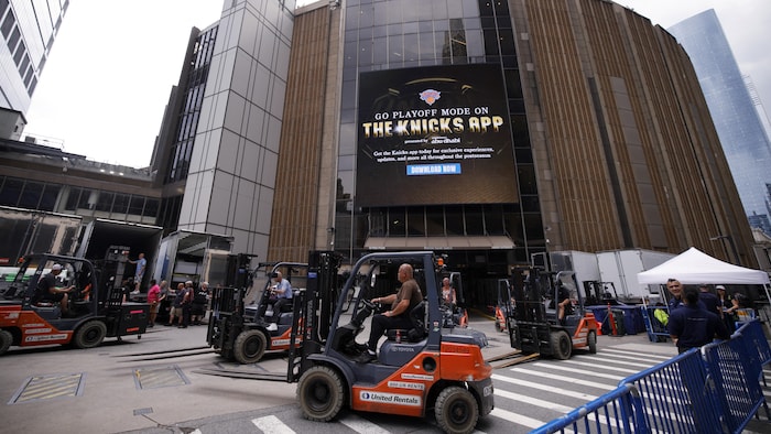 Des chariots élévateurs et des camions sont visibles à l'extérieur du Madison Square Garden, à New York, le 30 juin 2026.