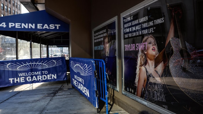 Une affiche représentant une photo et une citation de la chanteuse et compositrice américaine Taylor Swift est exposée à l'extérieur du Madison Square Garden, à New York, le 1er juillet 2026.