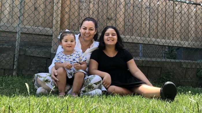 Rosalía Benavente avec ses filles Montserrat, 2 ans, et Valentina, 9 ans.