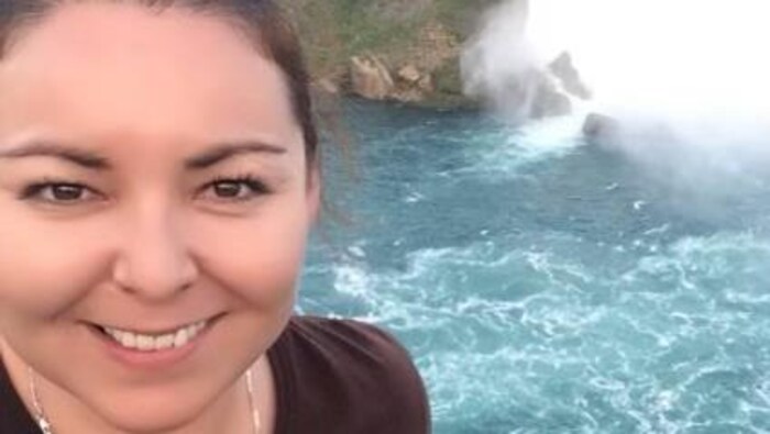 Rosalía Benavente lors d'un voyage aux chutes du Niagara.