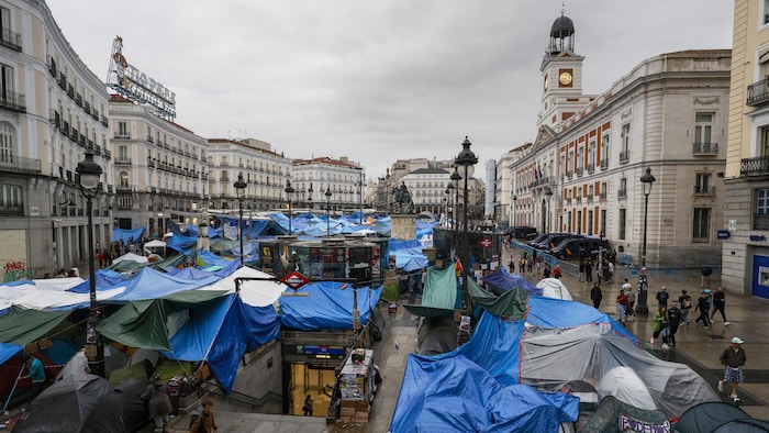 Un campement de manifestants sur la place de la Puerta del Sol, à Madrid, en Espagne.